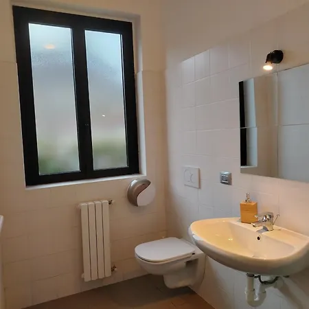 Lake Como Beach Hostel بيت شباب دومازو