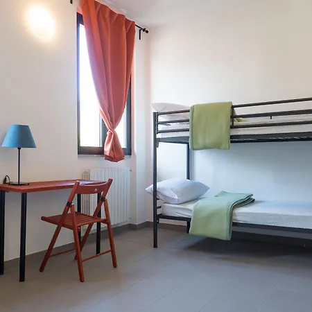 Lake Como Beach Hostel بيت شباب *