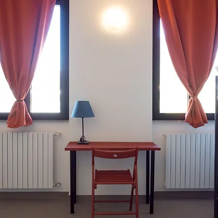 Lake Como Beach Hostel بيت شباب