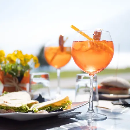 Lake Como Beach Hostel بيت شباب دومازو