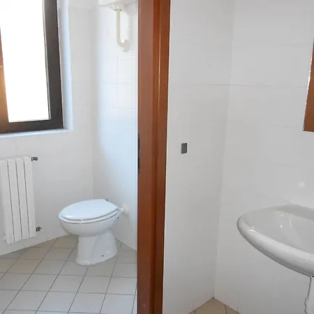 Lake Como Beach Hostel بيت شباب دومازو