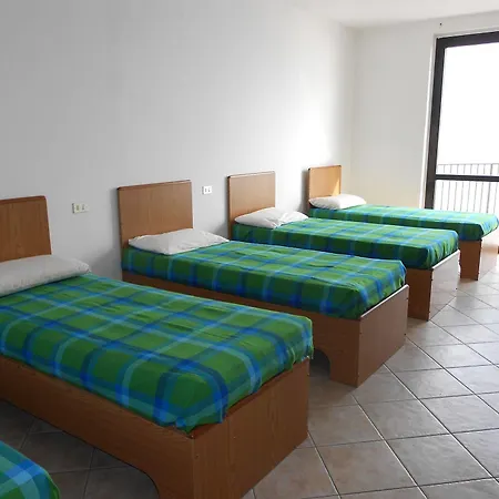 Lake Como Beach Hostel بيت شباب *