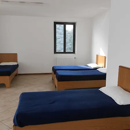 Lake Como Beach Hostel بيت شباب