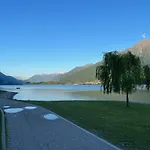 Lake Como Beach Hostel بيت شباب *
