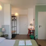 Lake Como Beach Hostel دومازو