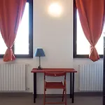 Lake Como Beach Hostel بيت شباب