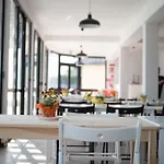 Lake Como Beach Hostel * دومازو