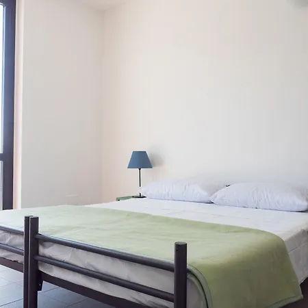 Lake Como Beach Hostel 도마소