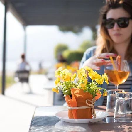 Lake Como Beach Hostel 도마소