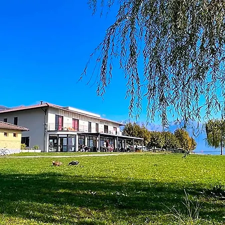 Lake Como Beach Hostel * 도마소