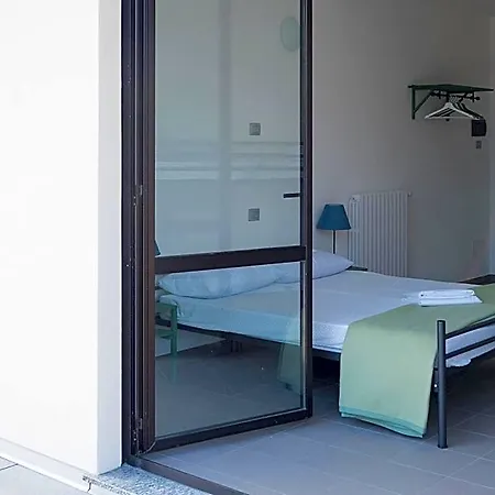 Lake Como Beach Hostel * 도마소