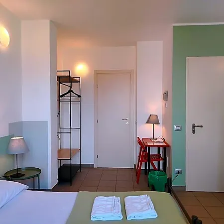 Lake Como Beach Hostel * 도마소