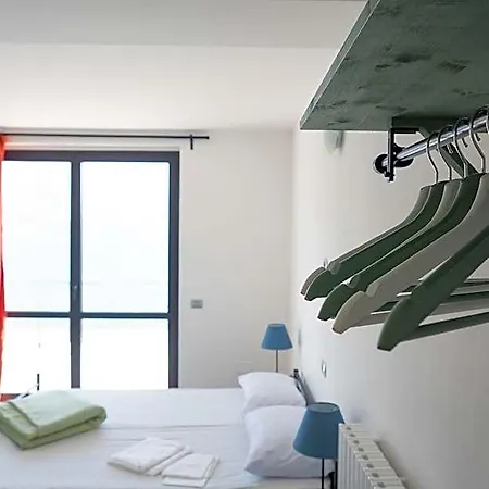 Lake Como Beach Hostel 호스텔 도마소