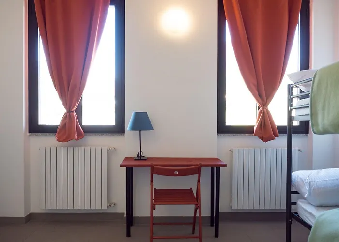 Lake Como Beach Hostel Хостел