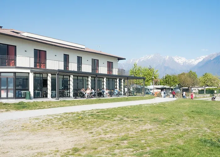 Lake Como Beach Hostel * 도마소