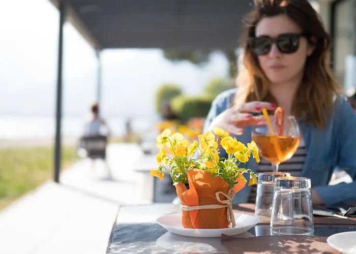 Lake Como Beach Hostel Домазо