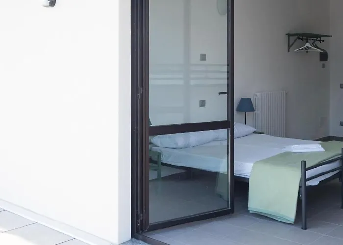 Lake Como Beach Hostel Домазо
