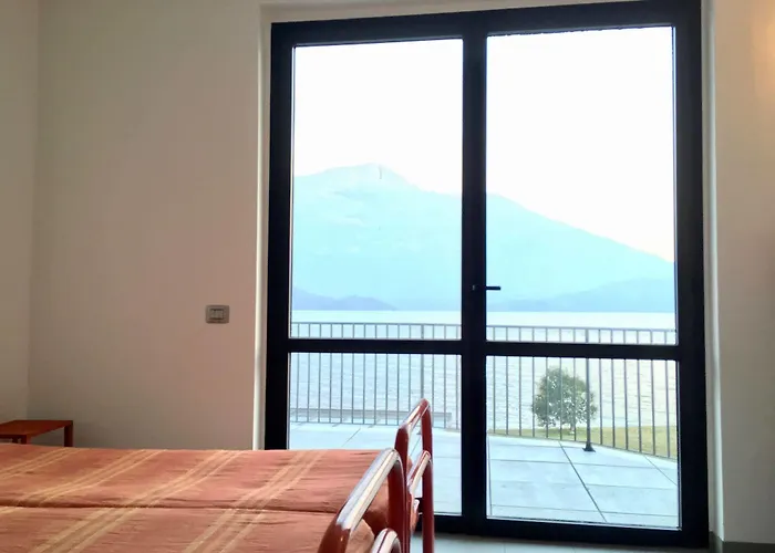 Lake Como Beach Hostel Хостел